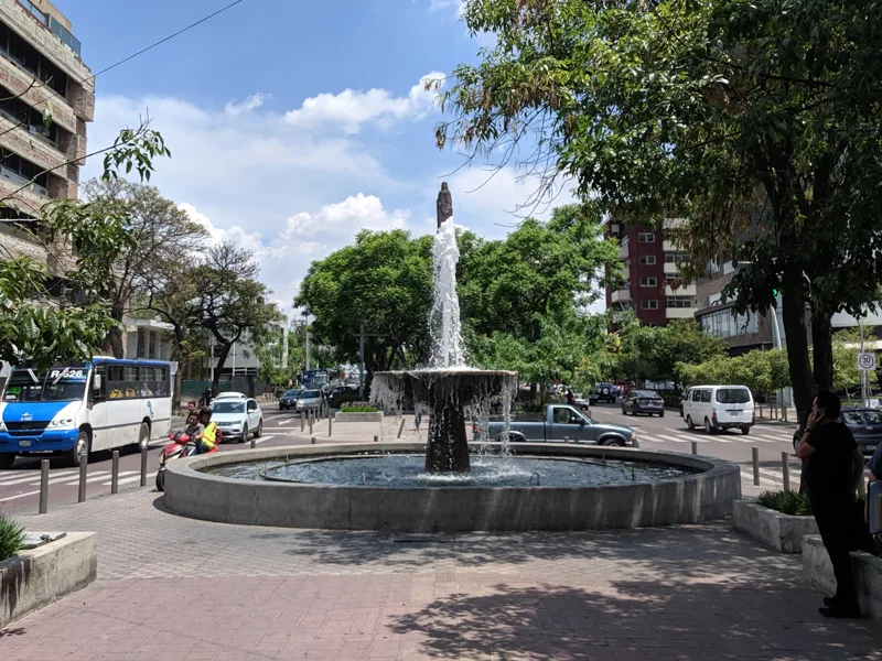 Fountain in the middle of Avenida Chapultepec